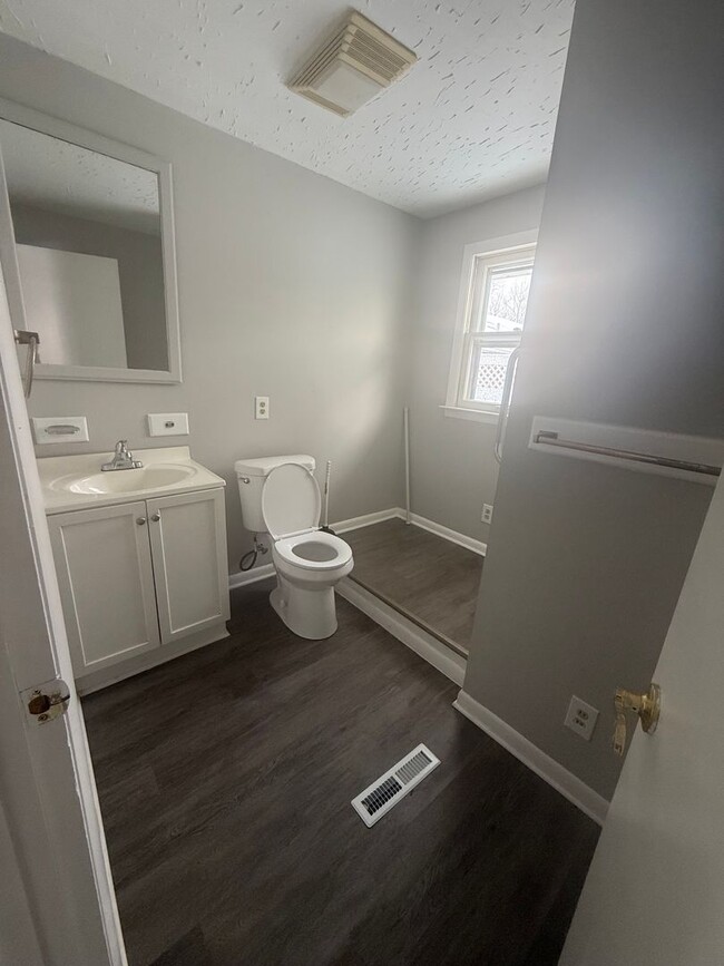 Building Photo - 4 Bedroom House