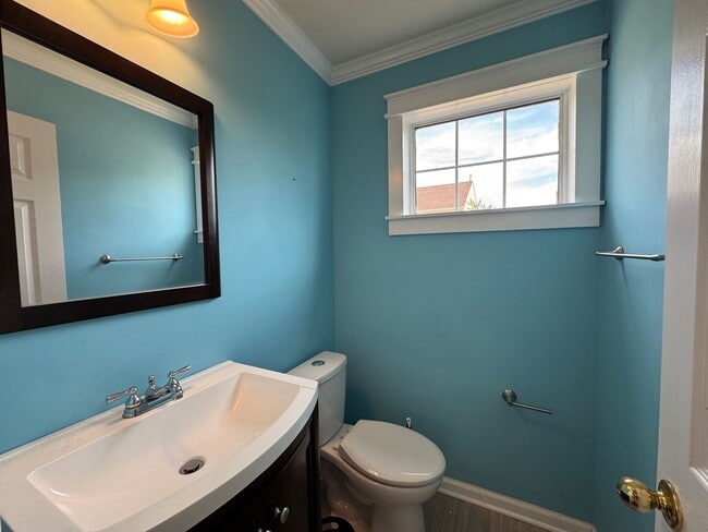 Building Photo - Beautiful And Spacious 3 Bed 3 Bath End Un...