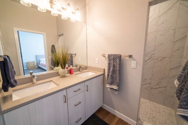 Building Photo - Gorgeous Modern Townhome in Draper