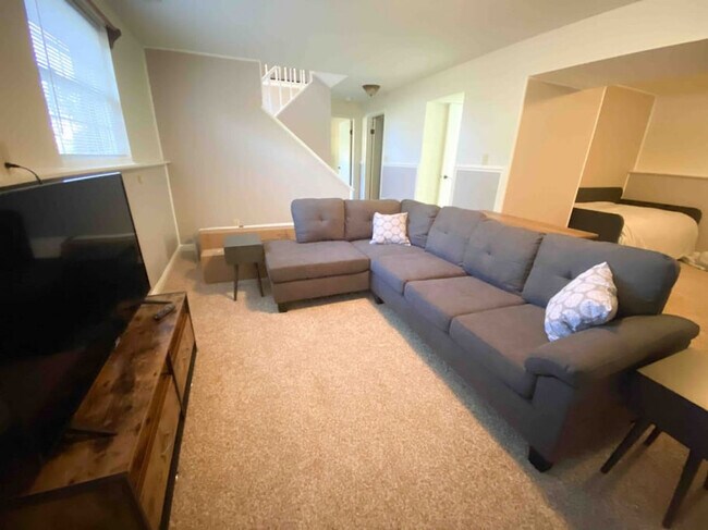 Building Photo - 11423-11425 5 Cedars Rd