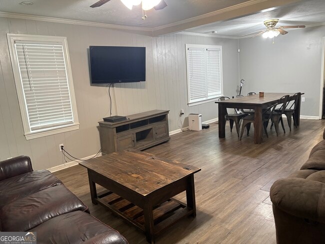 Building Photo - 19 Helms St