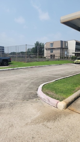 Building Photo - 3025 Walnut Bend Ln