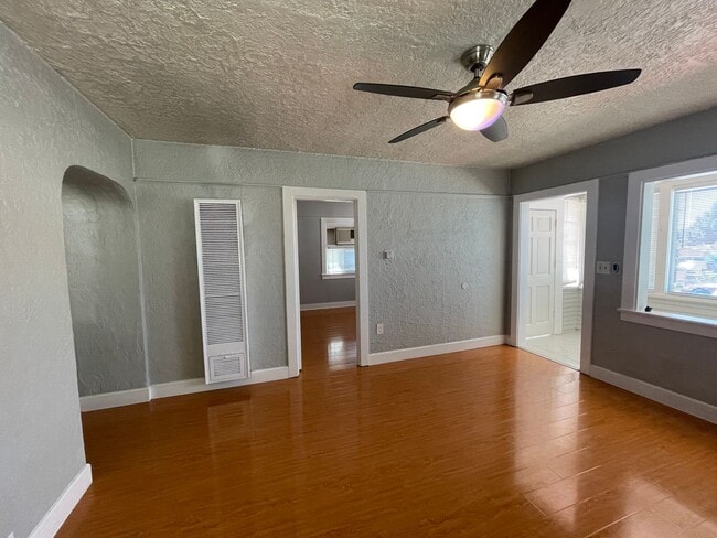 Building Photo - Gorgeous 2 Bedroom Home! Convenient Location!