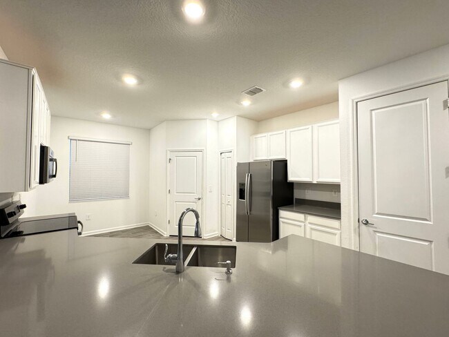 Building Photo - Rare find In-Law suite Home! Single family house with Separate entry and kitchen, laundry set!