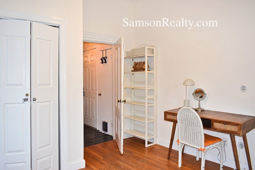 Building Photo - 368 Thayer St