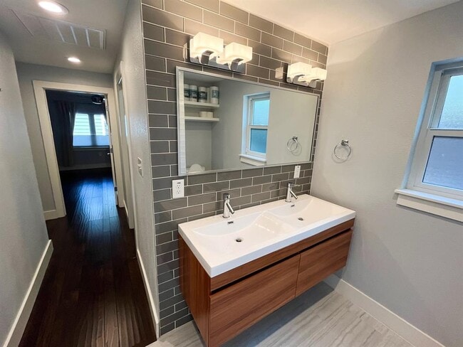 Building Photo - 903 Herndon Ln