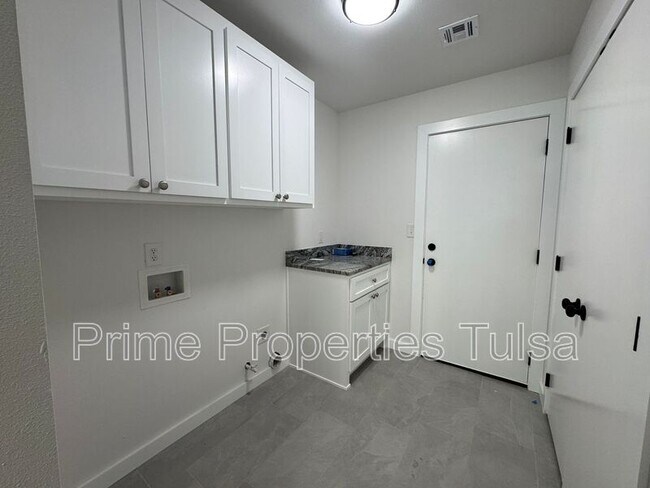 Building Photo - 1208 S 35th St