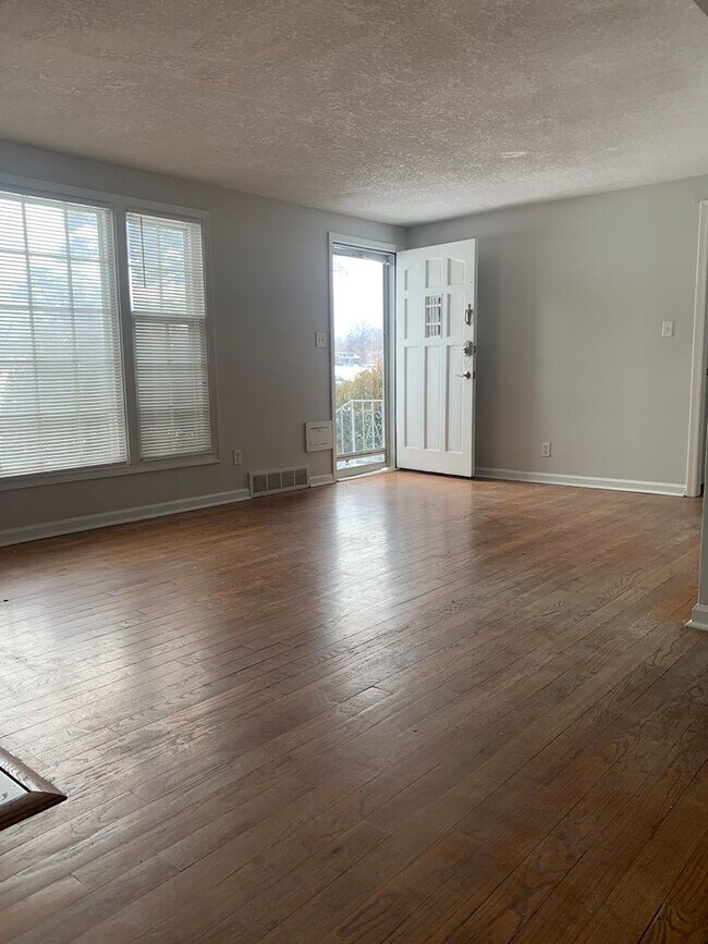 Building Photo - Your Next Home Awaits: 4BR/2BA in Desirable Prairie Village Location!