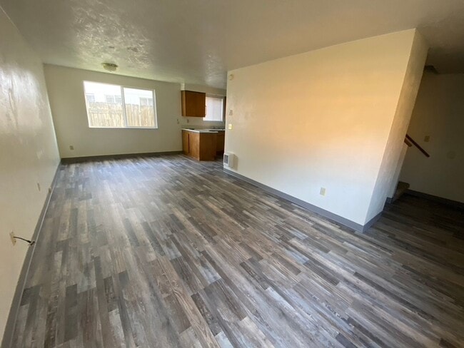 Building Photo - 2 bed 1.5 bath Gateway area duplex