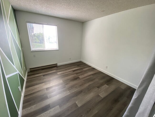 Building Photo - Spacious Updated Condo