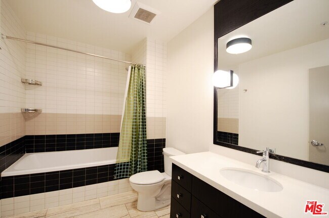 Building Photo - 527 Molino St