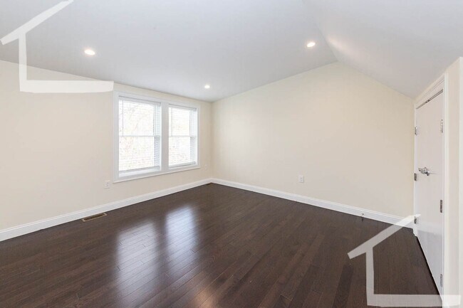Building Photo - Charming 3 Bedroom-No Broker Fee