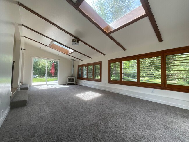 Building Photo - Beautiful 2 Story, Updated Home on Large Lot with 27x27 Shop! Military Welcome!