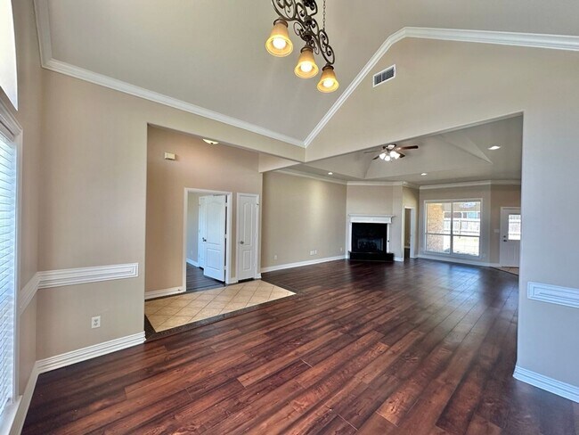 Building Photo - 2040 Yasmeen Cir