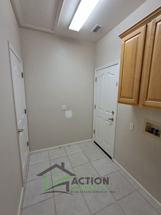 Building Photo - 400 Dumas Ct
