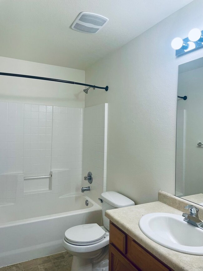 Building Photo - Delightful DuPont 3 Bedroom Home