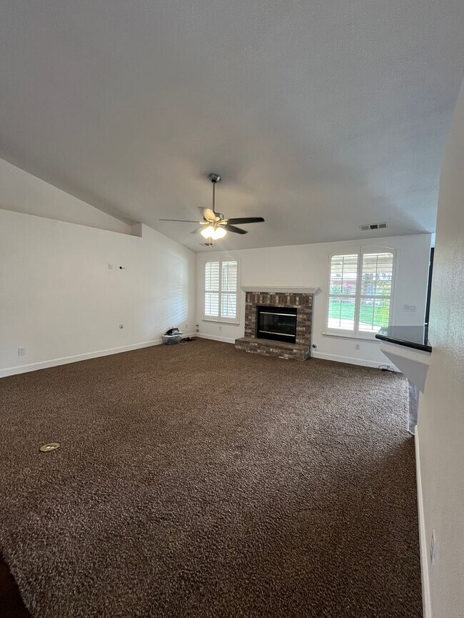 Building Photo - Beautiful Southside Visalia Home! Coming Soon!