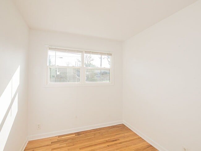 Building Photo - Adorable 3-bdrm/1-bath in Kenton. Hardwoods, deck, W/D, huge fenced backyard, off-street parking