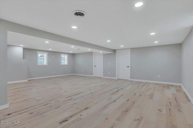 Building Photo - 257 W Circular St