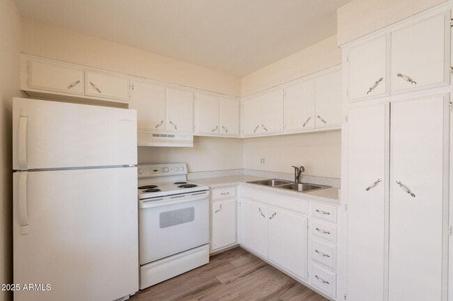 Building Photo - 13001 N 113th Ave