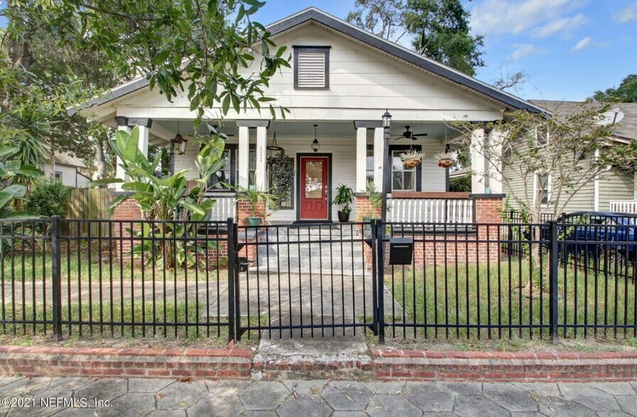 Primary Photo - 111 E 11th St
