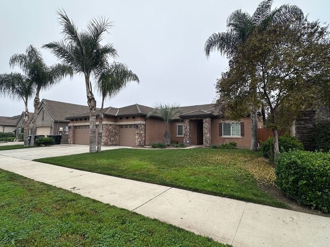 Building Photo - SW Visalia Home coming soon!!