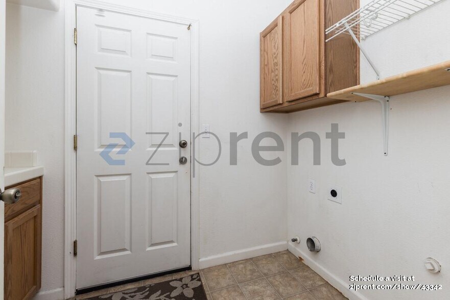 Building Photo - 2422 Carson Ave