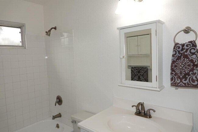 Building Photo - 8627 La Riviera Dr