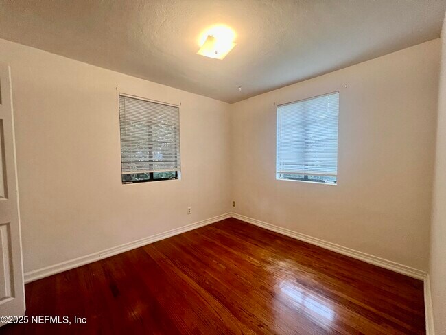 Building Photo - 3340 Sunnybrook Ave N