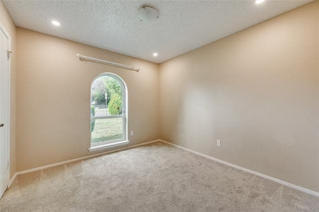 Building Photo - 512 W Oakdale Rd