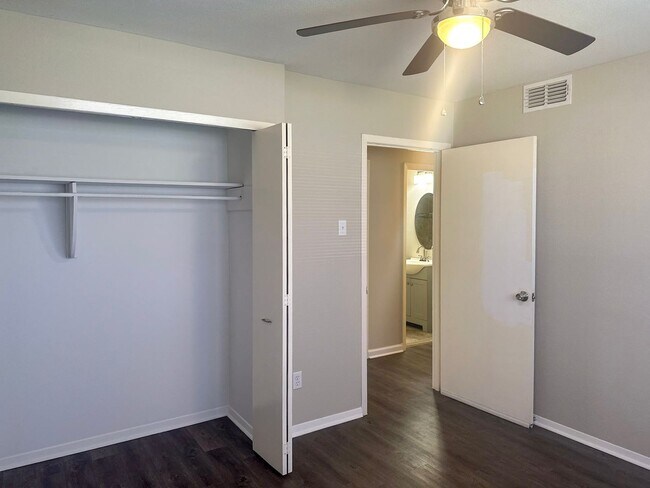 Building Photo - 4 Bedroom / 2.5 Bath Home