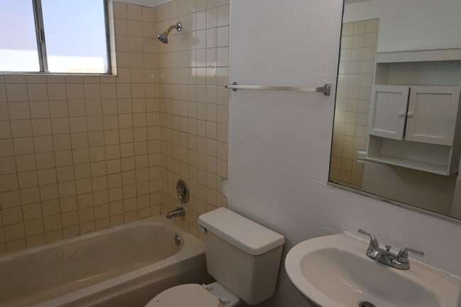 Building Photo - 2301 Stewart Ave #C C