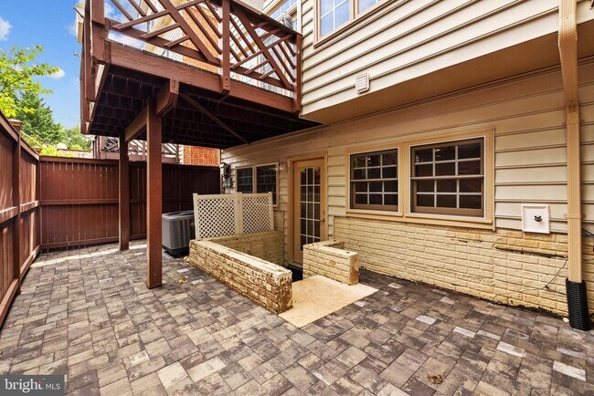 Building Photo - 271 Murtha St