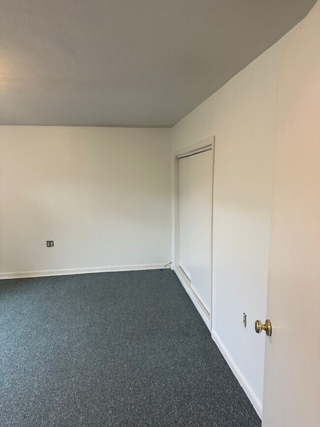 Building Photo - Hey Students.  3 bedroom Mid town off Stephens