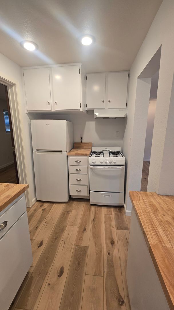Building Photo - 1 Bedroom Walking Distance to Downtown and...