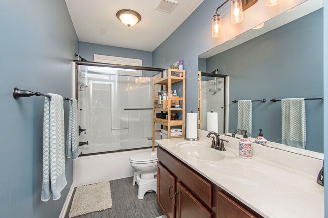 Building Photo - Spacious Home with Hot Tub, Fenced Yard an...