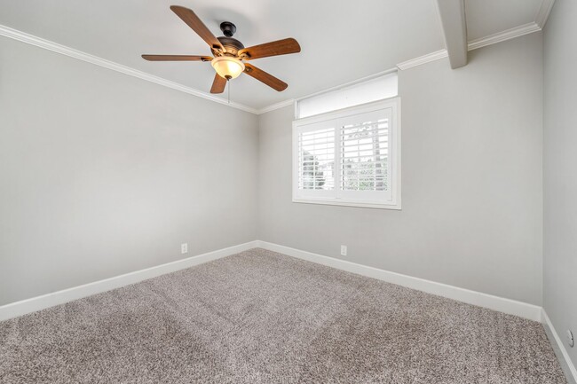 Building Photo - Upgraded 3 bed 2.5 bath Townhome in Newpor...