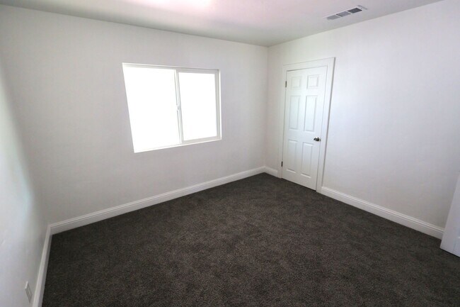 Building Photo - Updated and Stunning 2 Bedroom 1 Bathroom ...