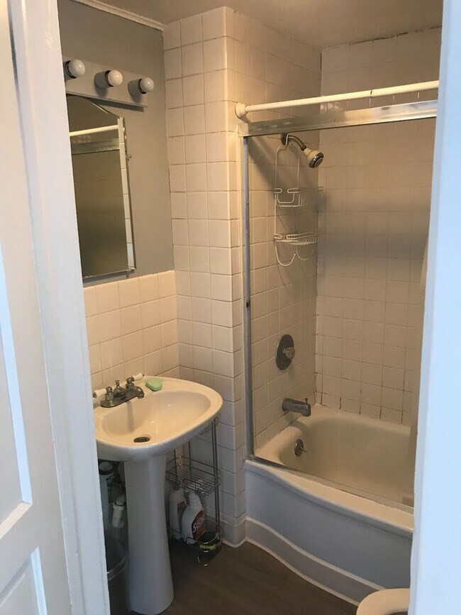 Building Photo - Available Now!! $500 off first month's rent - 2bed, 1 bath house