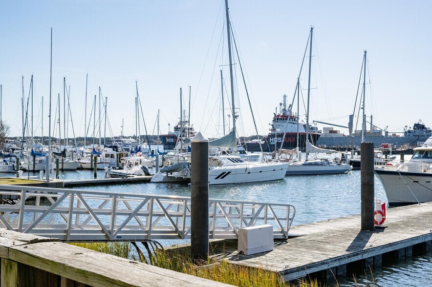 Building Photo - 4921 Pretty Lake Ave