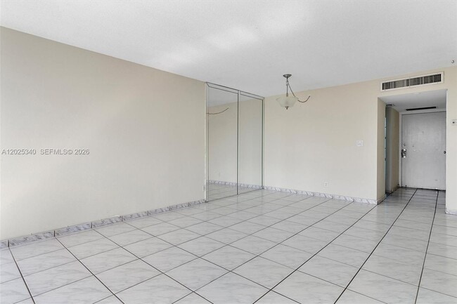 Building Photo - 3101 N Country Club Dr