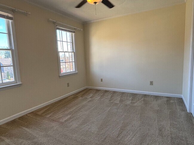 Building Photo - 3 Bedroom Home With Large Bonus Room Convenient to US 421