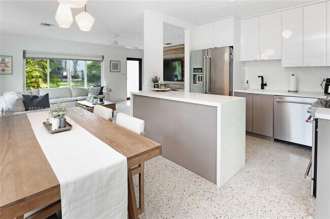 Building Photo - 930 N 11th Ct