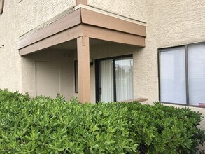 Building Photo - Downstairs 2-Bedroom Condo in Central Las ...