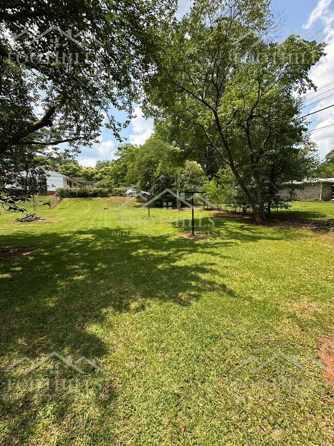 Building Photo - Live Steps Away from Anderson University –...