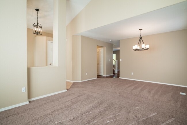 Building Photo - Quaint Carman Ridge Home in Lake Oswego