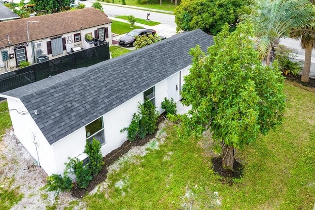 Building Photo - 107 SW 4th Ave