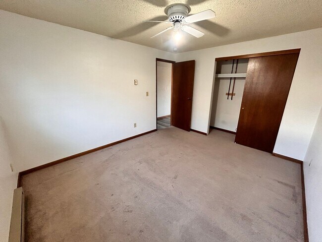 Building Photo - Spacious 2 Bed, 1 Bath on South Hill!