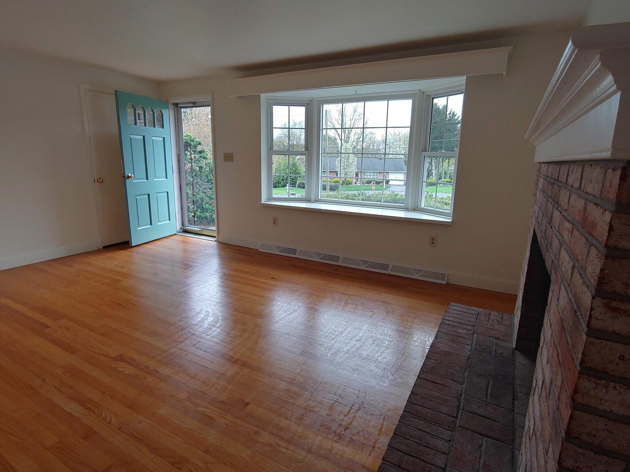 Building Photo - 325 Fairview Dr