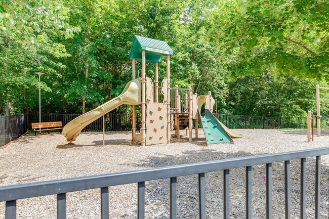 Building Photo - 3 Bed, 2.5 Bath Townhome w/ 2 Car Garage